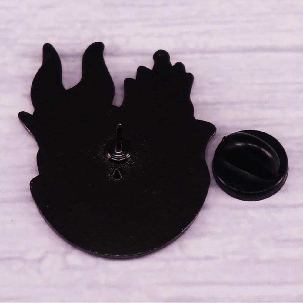 $4VILLAN PIN BROOCH. ENAMEL METAL. NEW. $4 IF BUNDLED - Picture 5 of 15